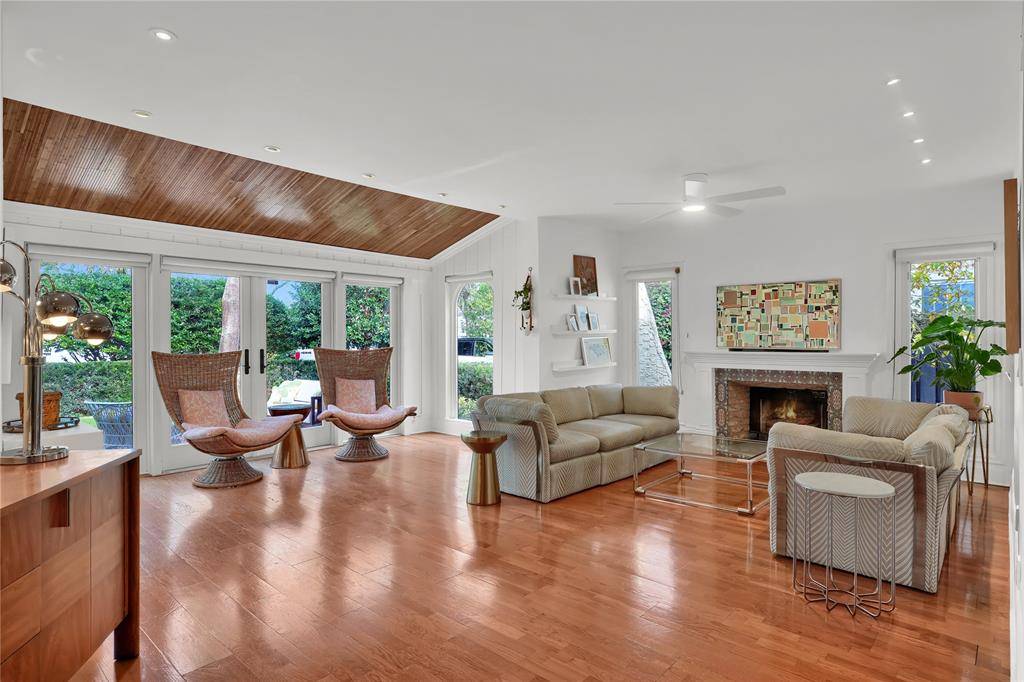 Fort Lauderdale, FL 33301,716 SE 7th St