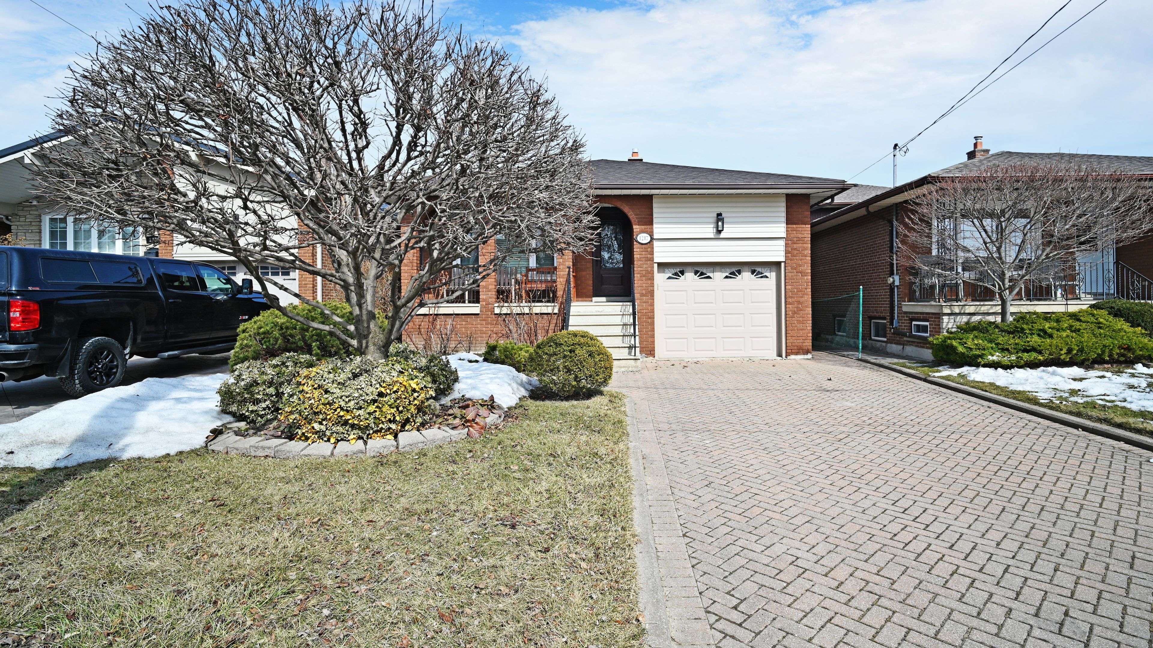 Mississauga, ON L5E 2A4,1217 Alexandra AVE