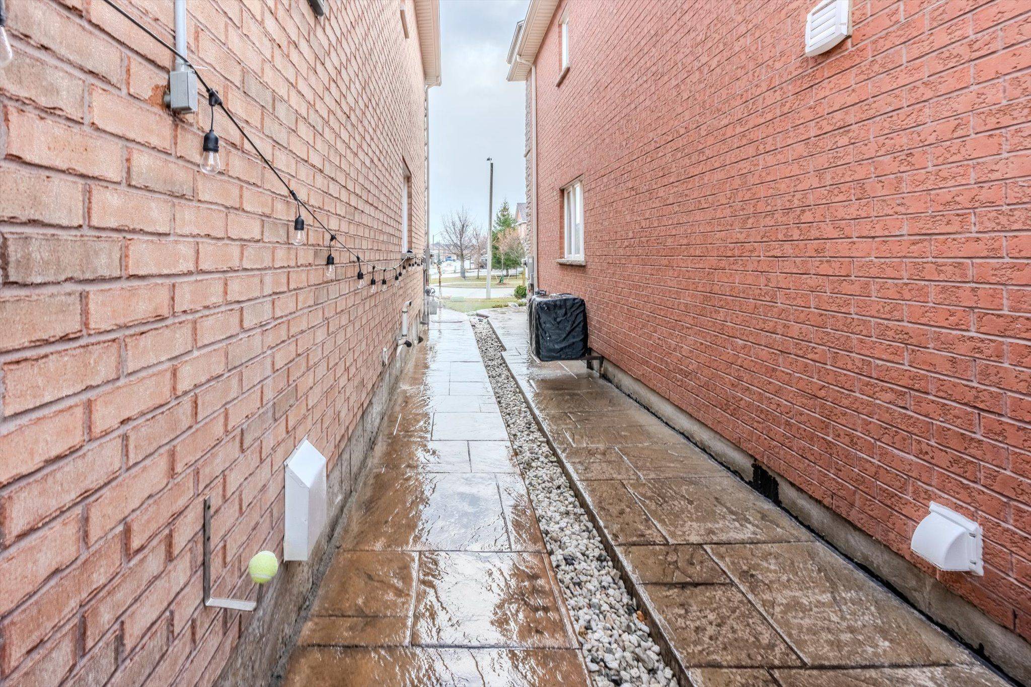 Mississauga, ON L5V 2X5,807 Father D'Souza DR