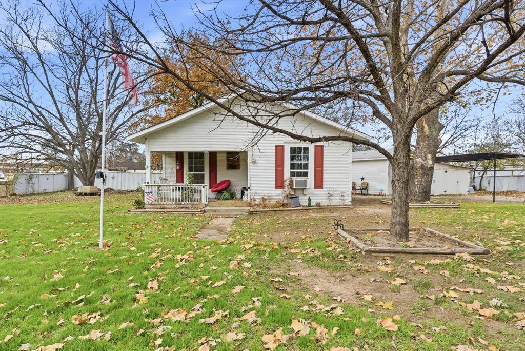 De Leon, TX 76444,902 N Travis Street