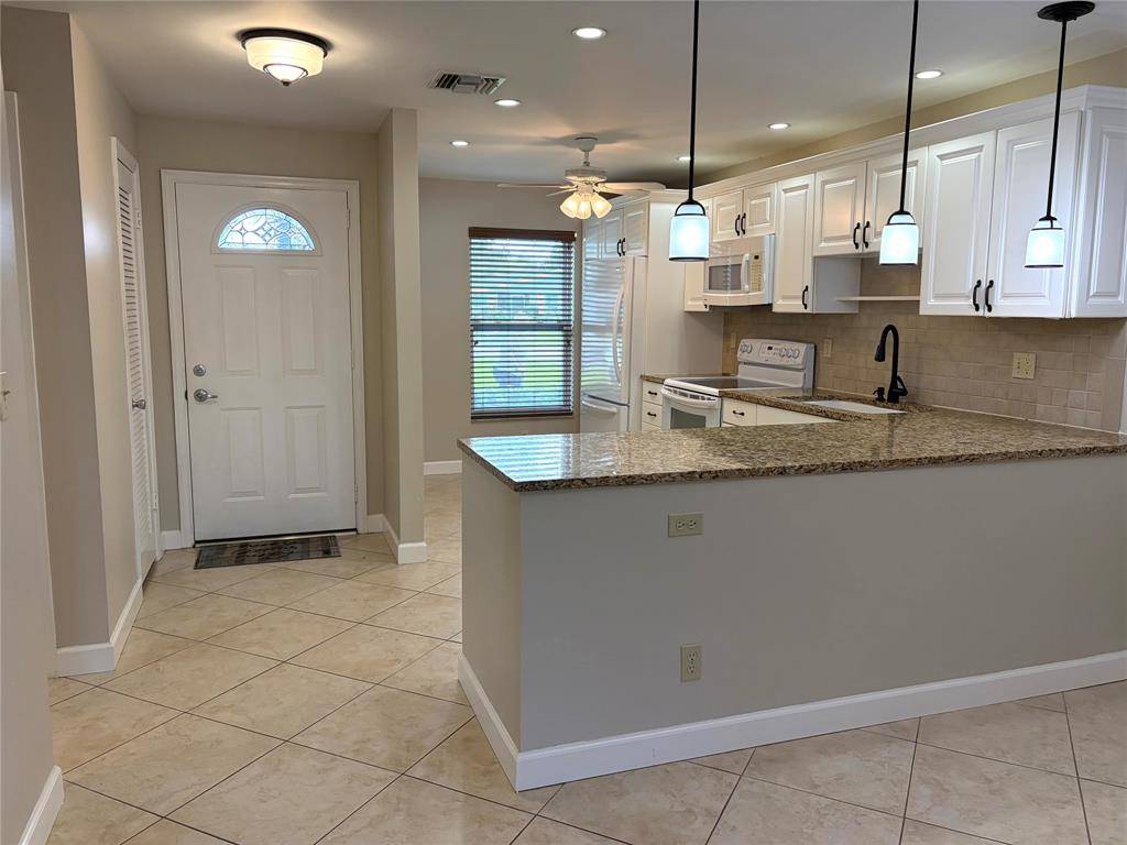 Plantation, FL 33322,8701 NW 11th St #8701