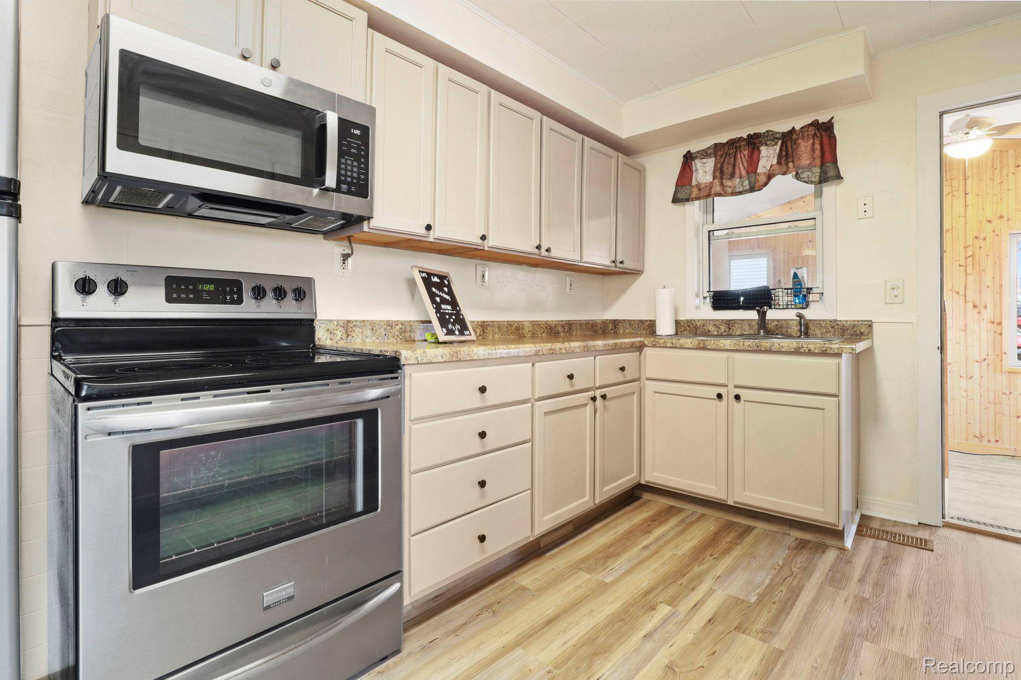 Flint, MI 48506,6077 Crown PT