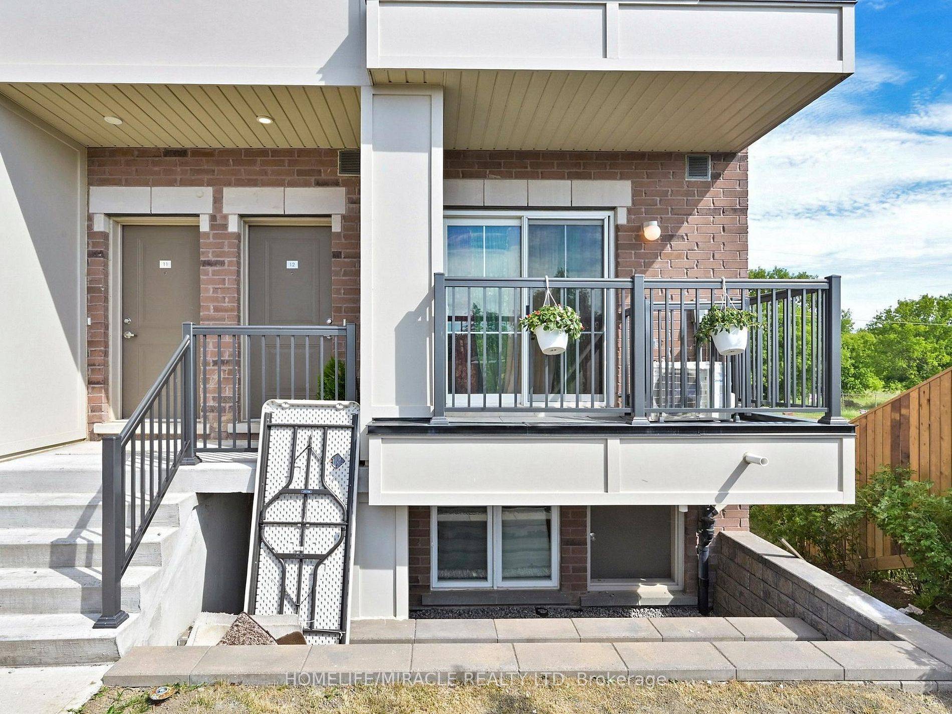 Oshawa, ON L1H 0B2,490 Beresford PATH #12 Corner Unit