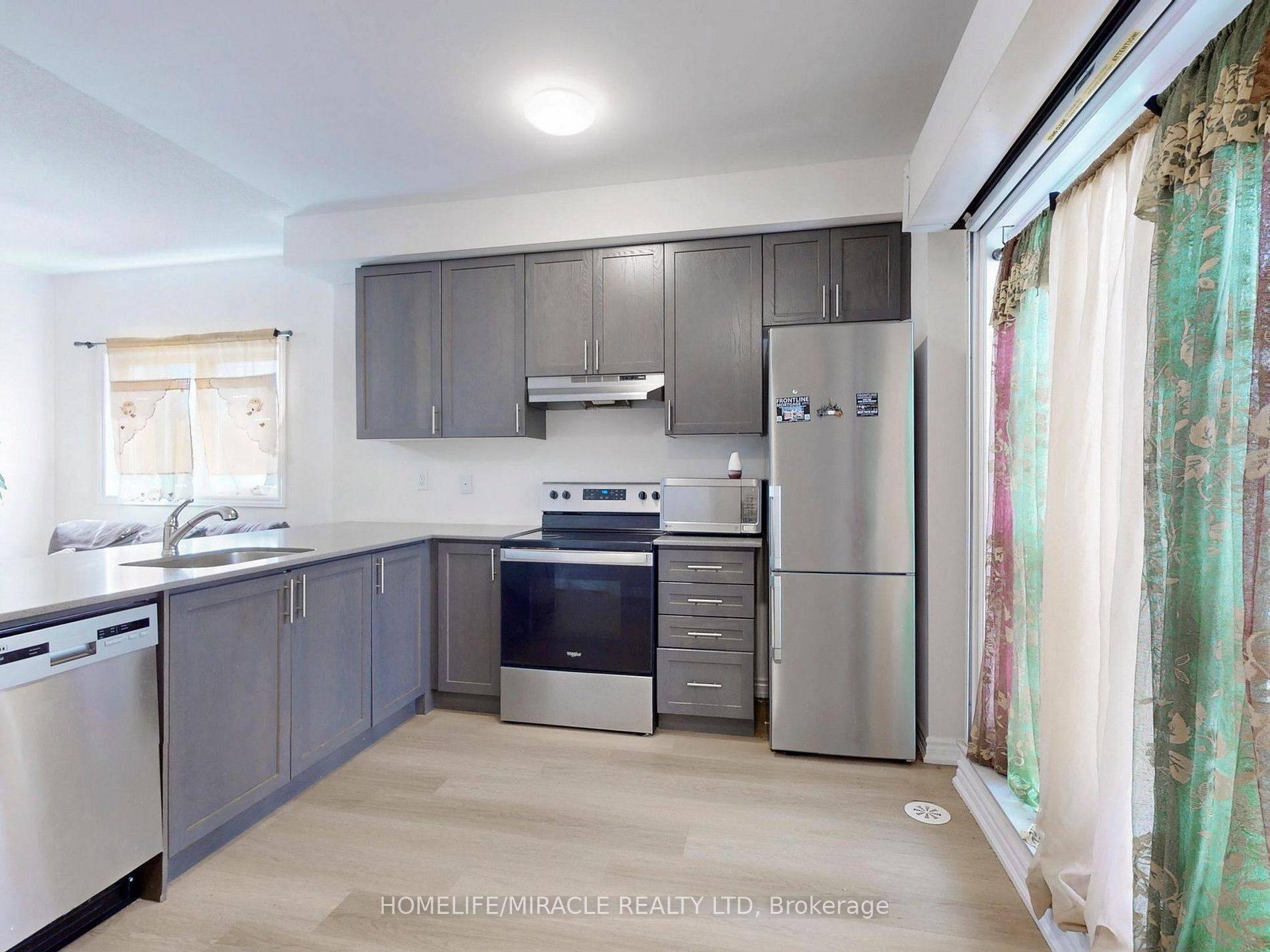 Oshawa, ON L1H 0B2,490 Beresford PATH #12 Corner Unit