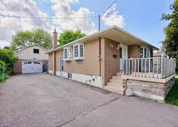 Aurora, ON L4G 2W2,28 Collins CRES