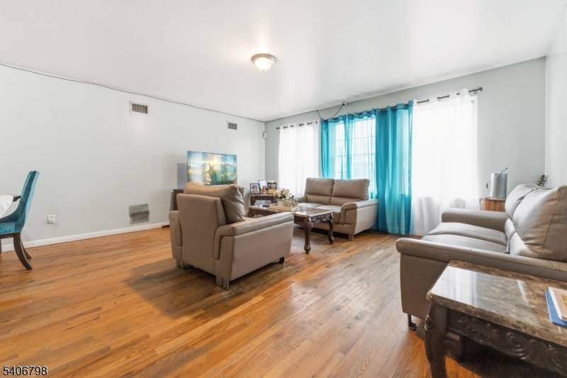 Newark City, NJ 07103,721 S 19Th St