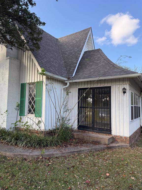 Naples, TX 75568,100 Smith Street