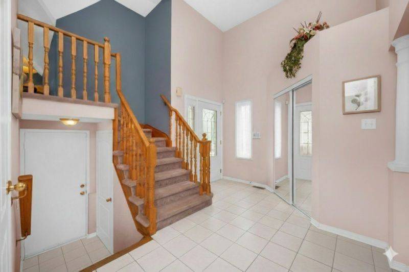 Mississauga, ON L5N 7B1,6121 Maple Gate CIR