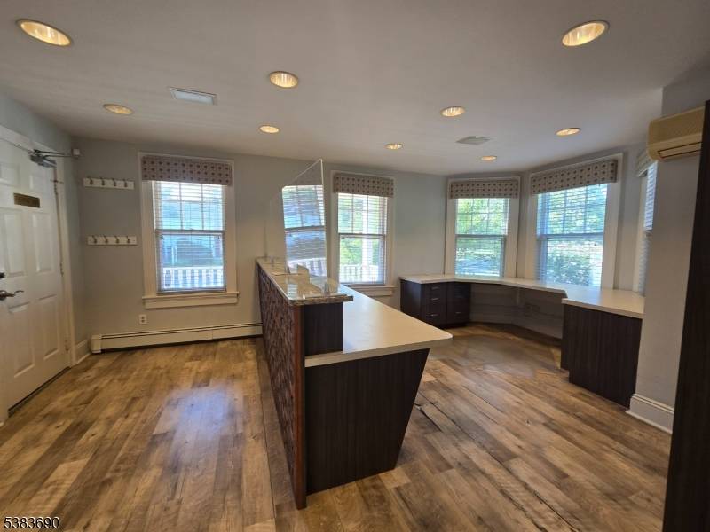 Mendham Boro, NJ 07945,18 E Main St