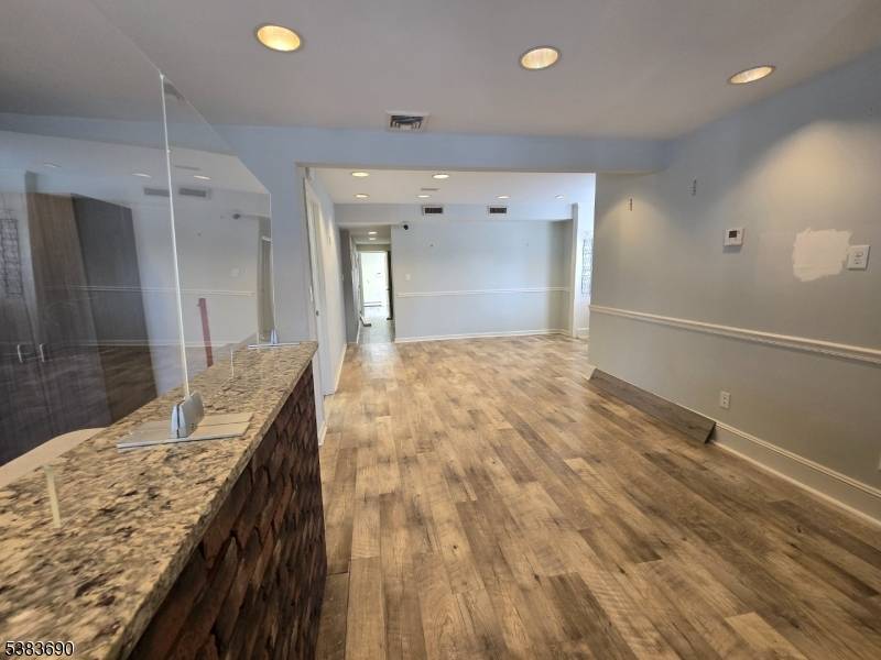 Mendham Boro, NJ 07945,18 E Main St