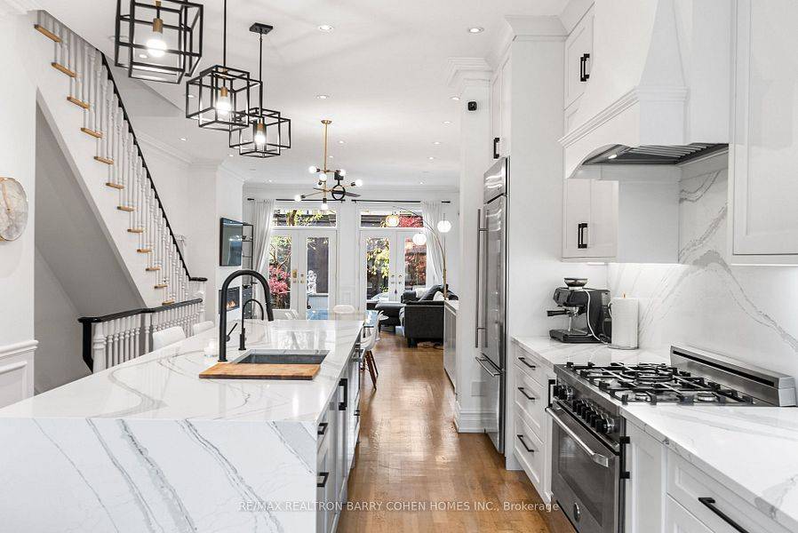 Toronto C02, ON M5R 1H8,121 Davenport RD