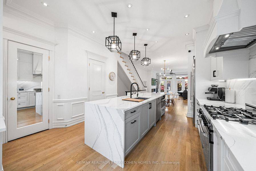 Toronto C02, ON M5R 1H8,121 Davenport RD