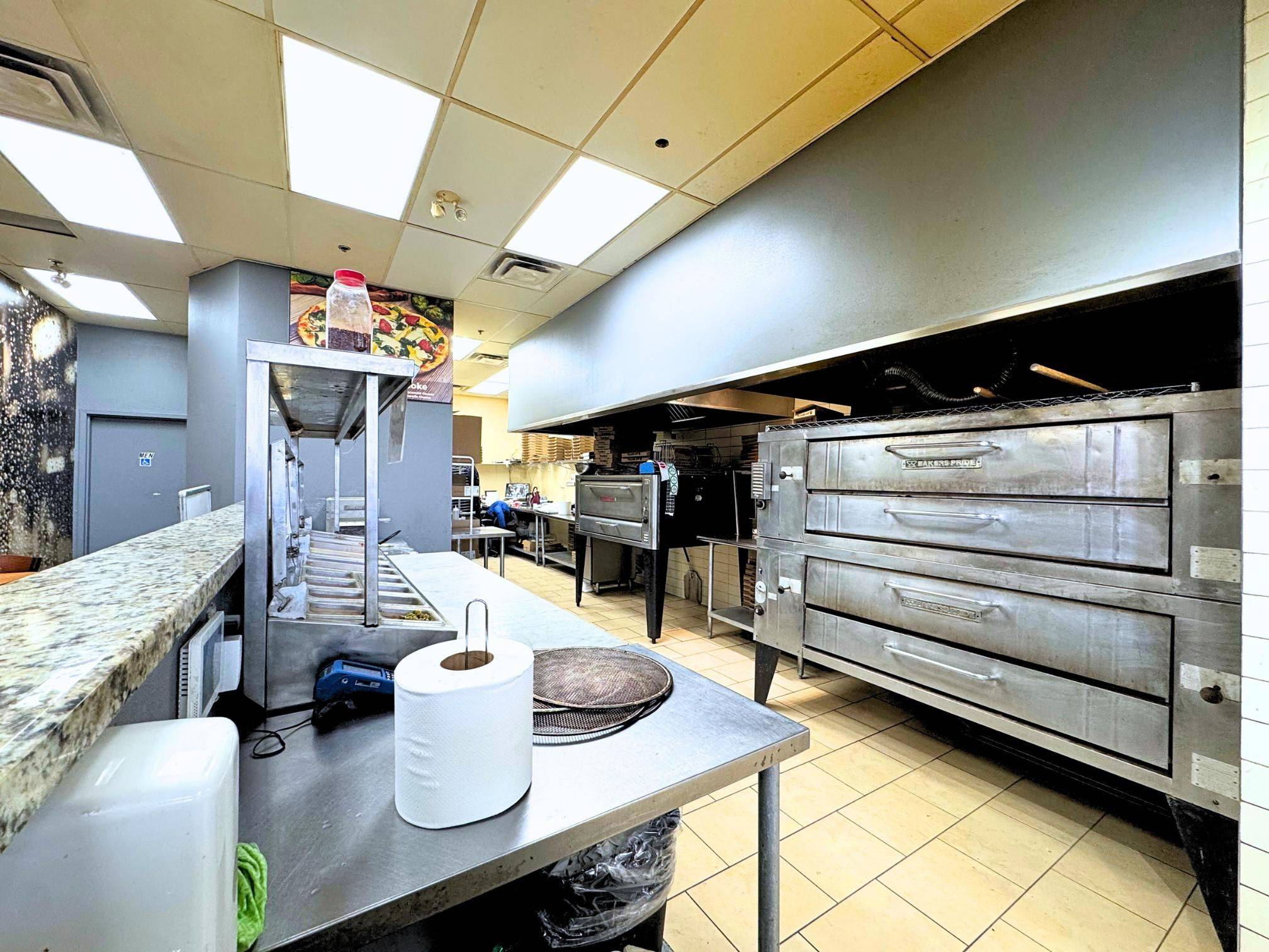 Mississauga, ON L5J 2Y4,960 Southdown RD #C10