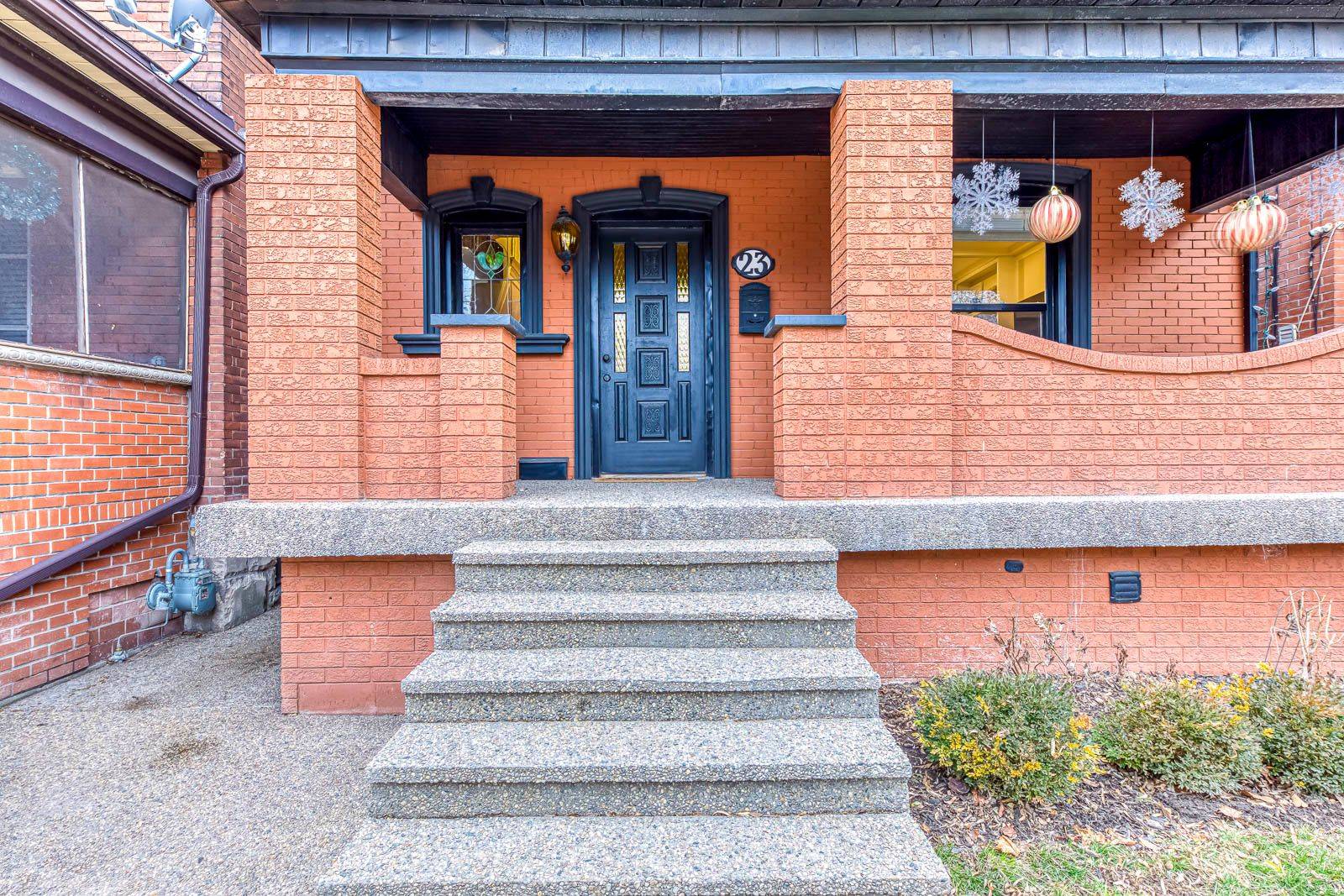 Hamilton, ON L8M 2S9,23 Fairholt RD N