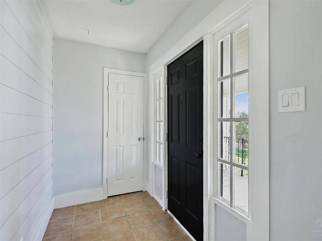 Leonard, TX 75452,105 E Hunt Street