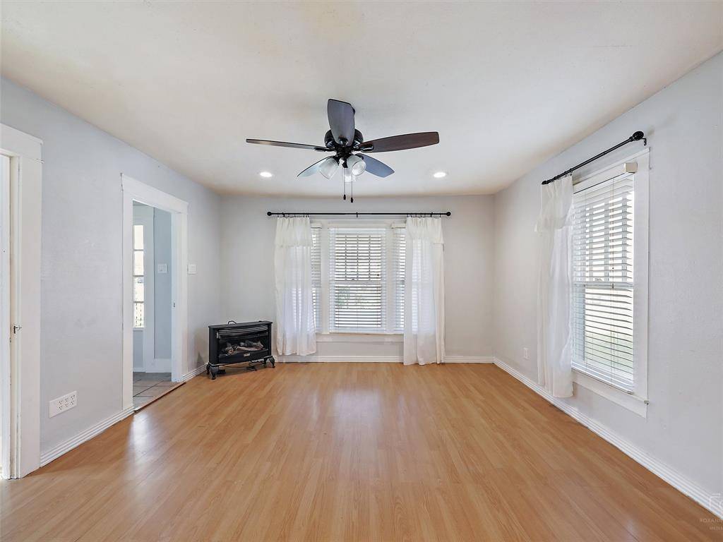 Leonard, TX 75452,105 E Hunt Street