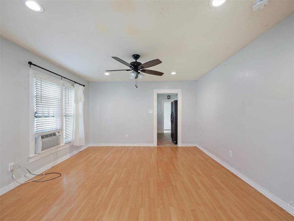 Leonard, TX 75452,105 E Hunt Street