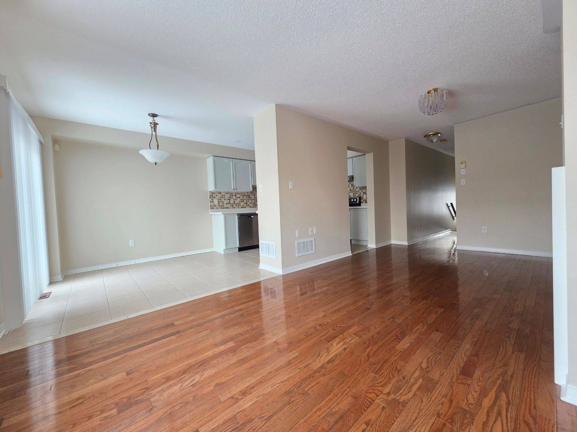 Aurora, ON L4G 7V3,54 Mcnally WAY