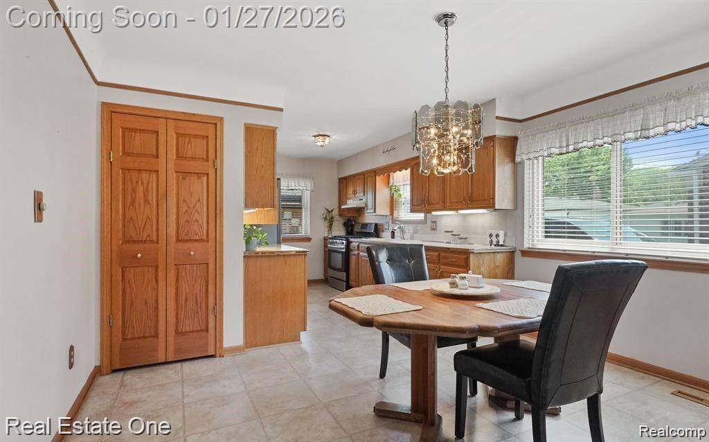 Dearborn Heights, MI 48127,6900 CRESTWOOD ST