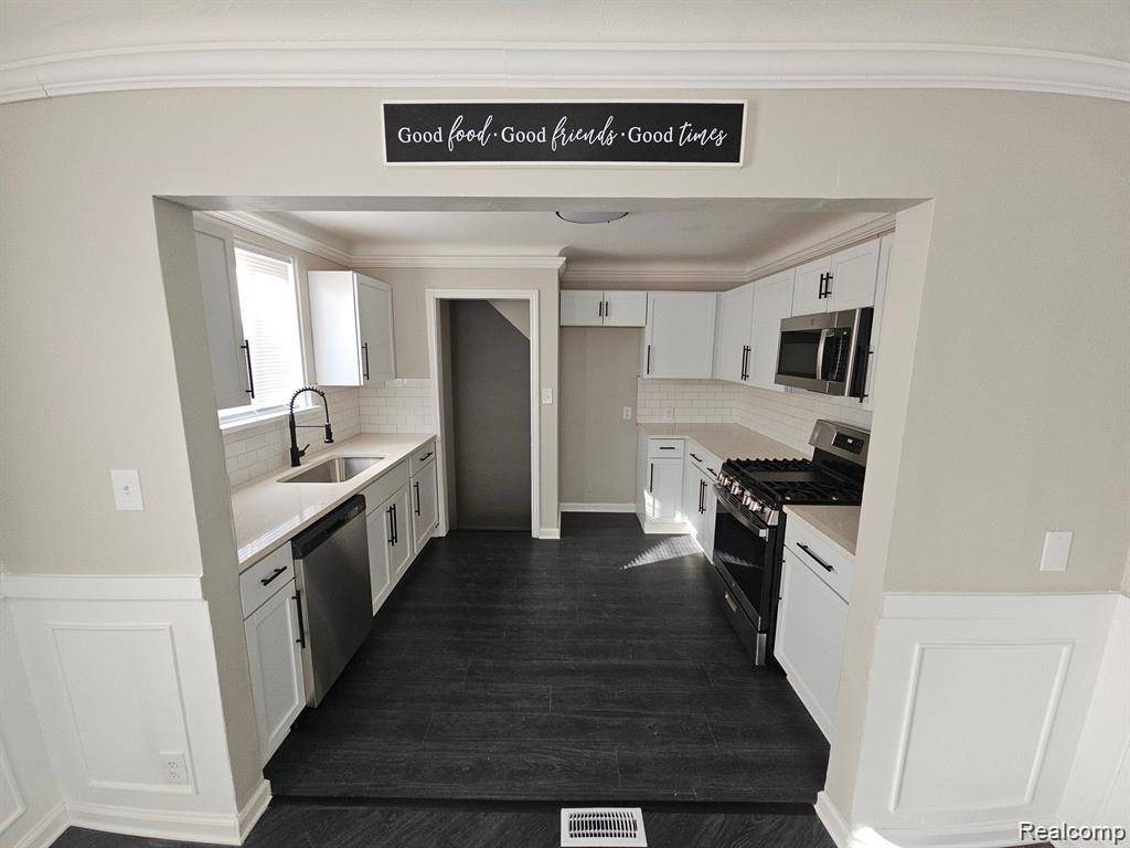 Harper Woods, MI 48225,20300 ELKHART ST