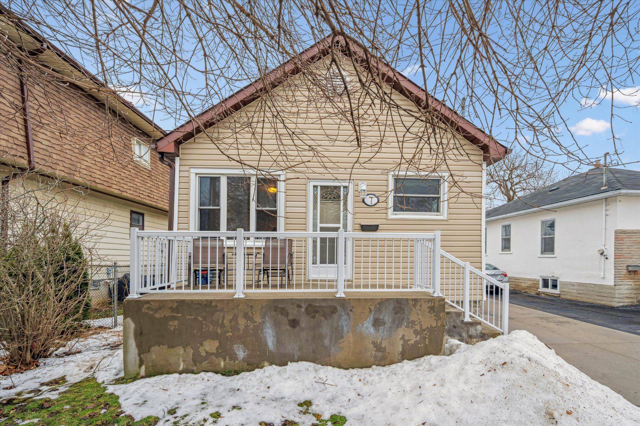 Cambridge, ON N1R 4X7,7 Elmwood AVE