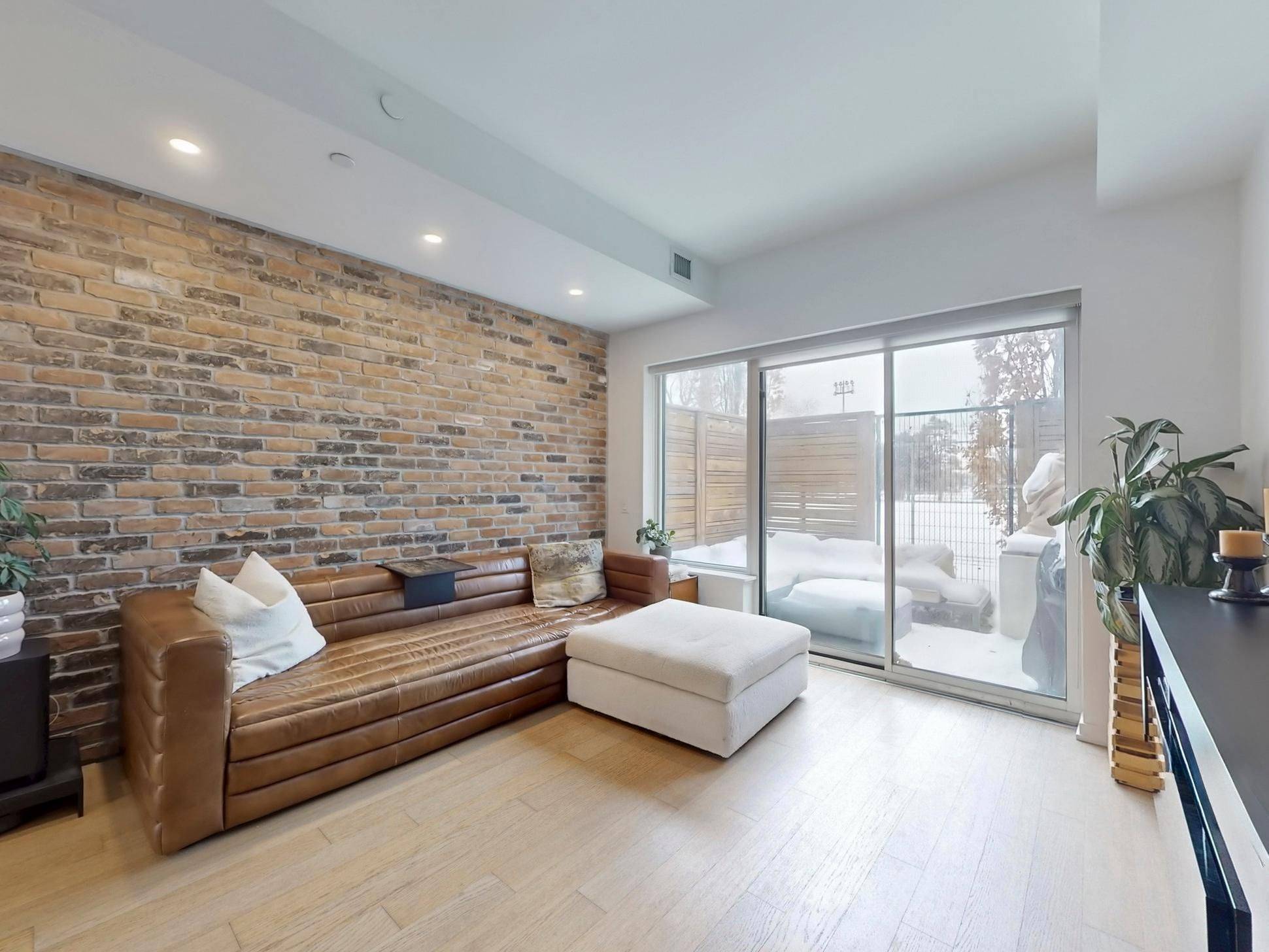 Toronto C01, ON M6H 0B8,138 St Helens AVE #TH111