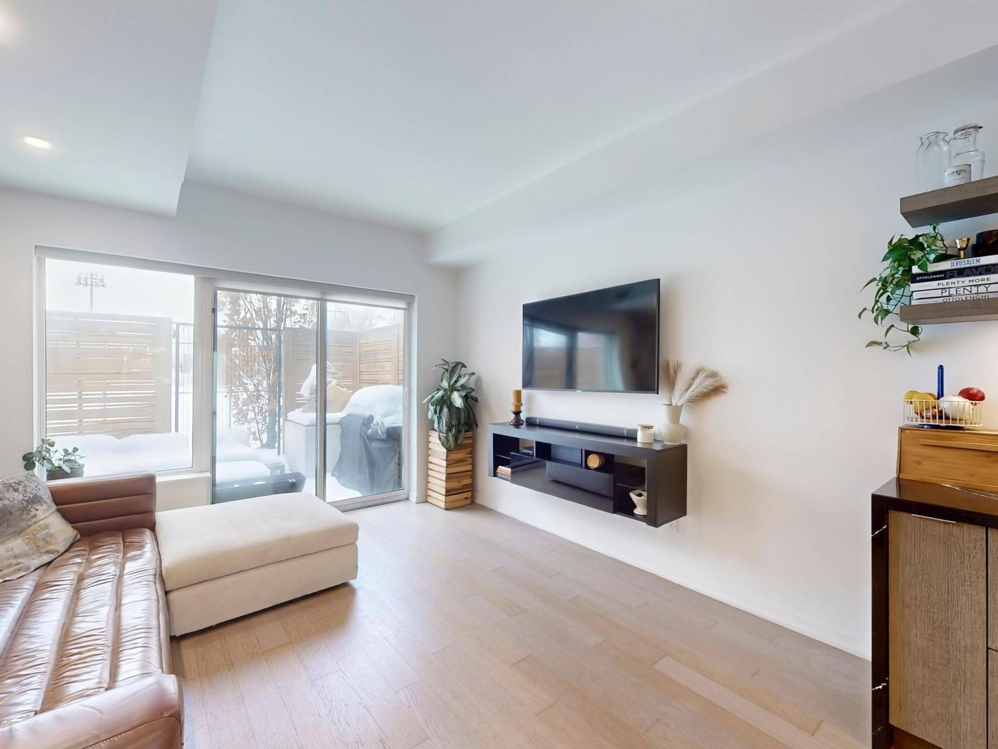 Toronto C01, ON M6H 0B8,138 St Helens AVE #TH111