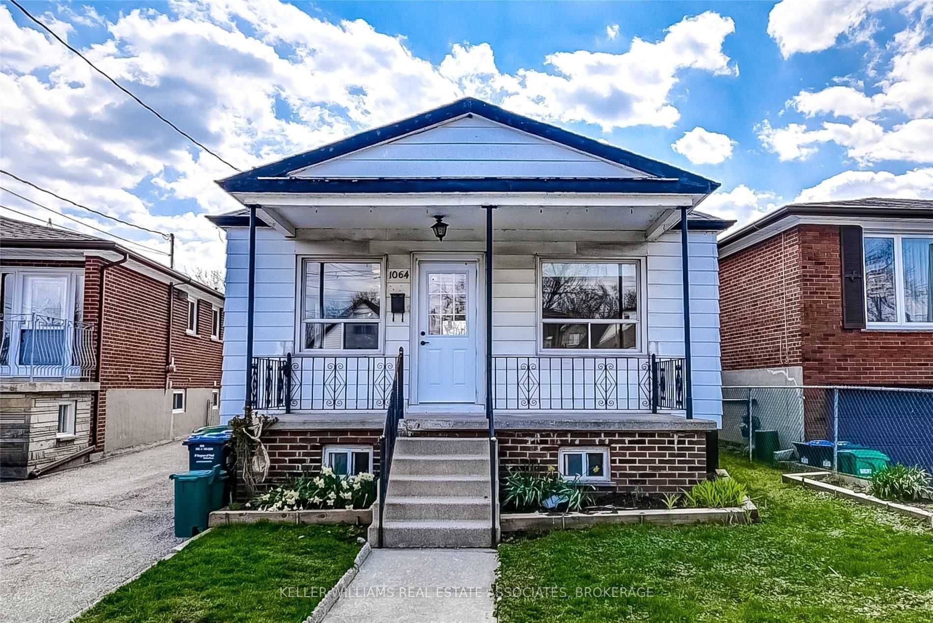Mississauga, ON L5E 1X4,1064 Westmount AVE #Upper
