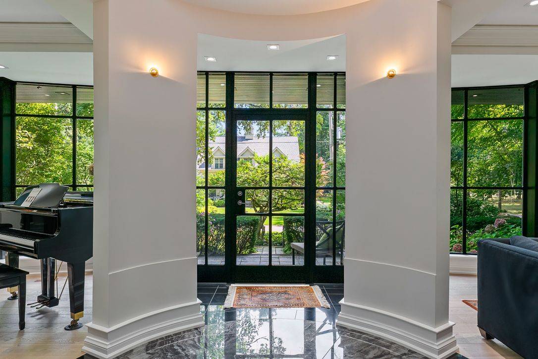 Mississauga, ON L5H 2Y3,905 Sangster AVE