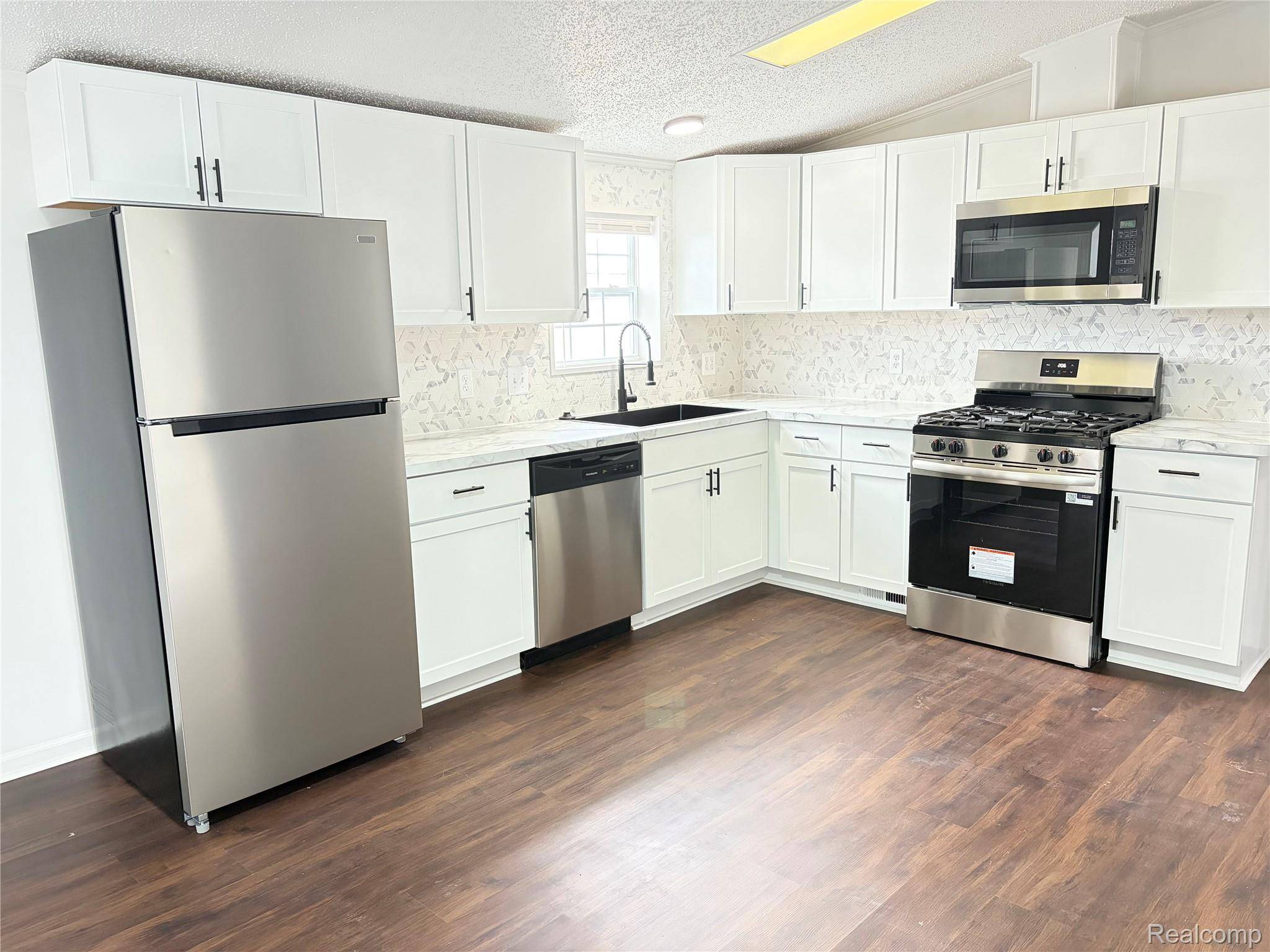 Fenton, MI 48430,11312 N Lake DR