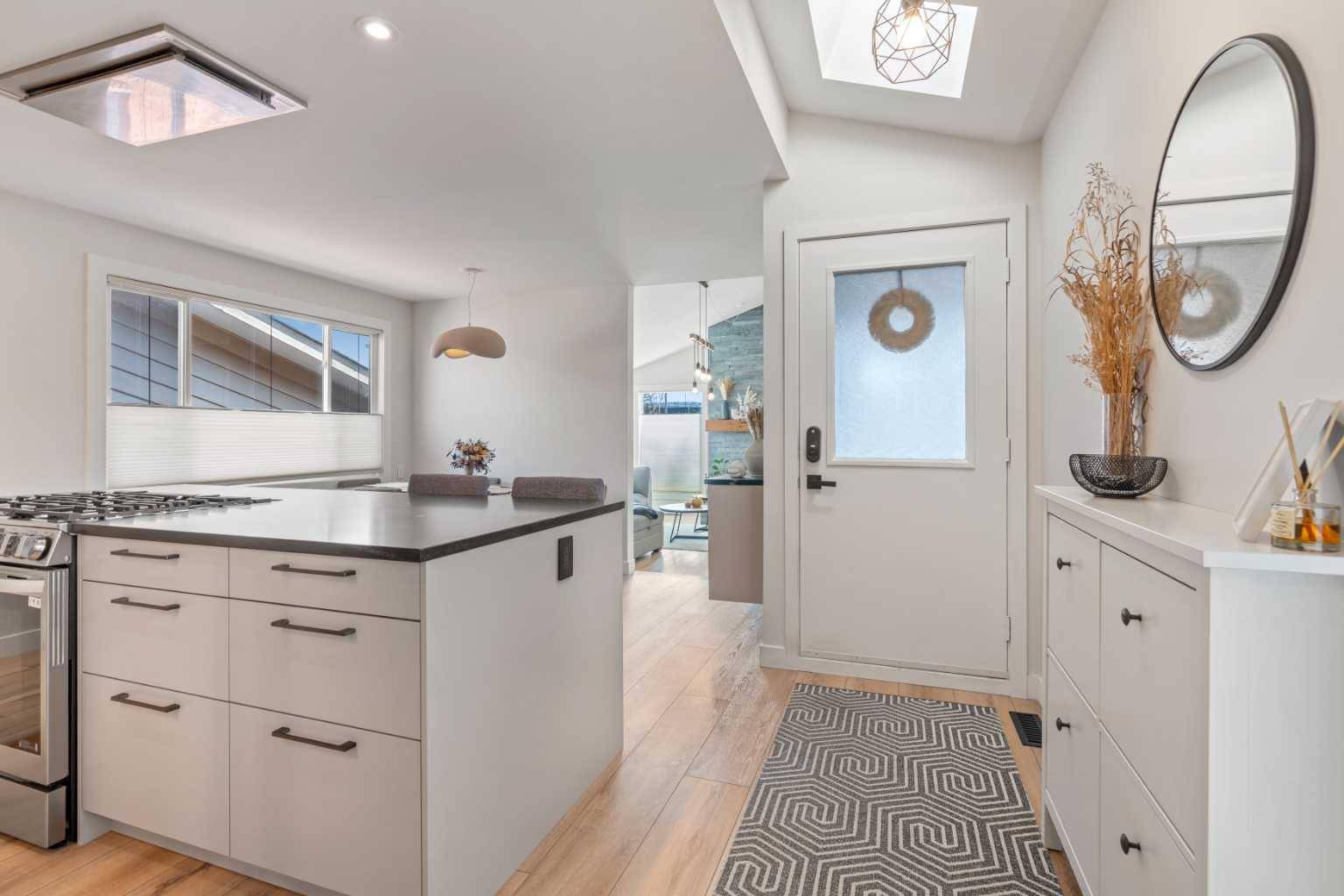 Calgary, AB T3B 1T8,7132 36 AVE NW