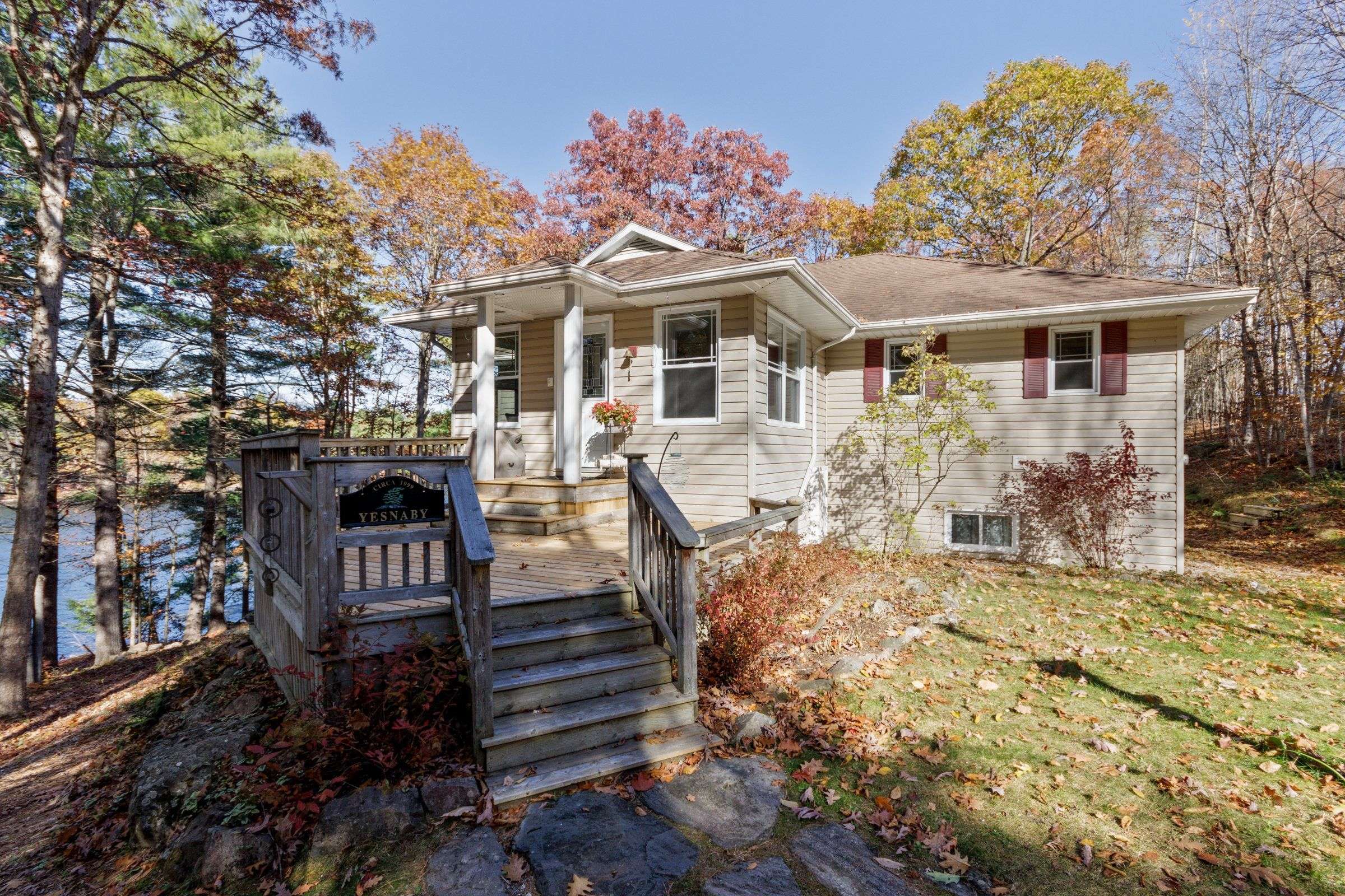 241 Potspoon LN, South Frontenac, ON K0H 1T0