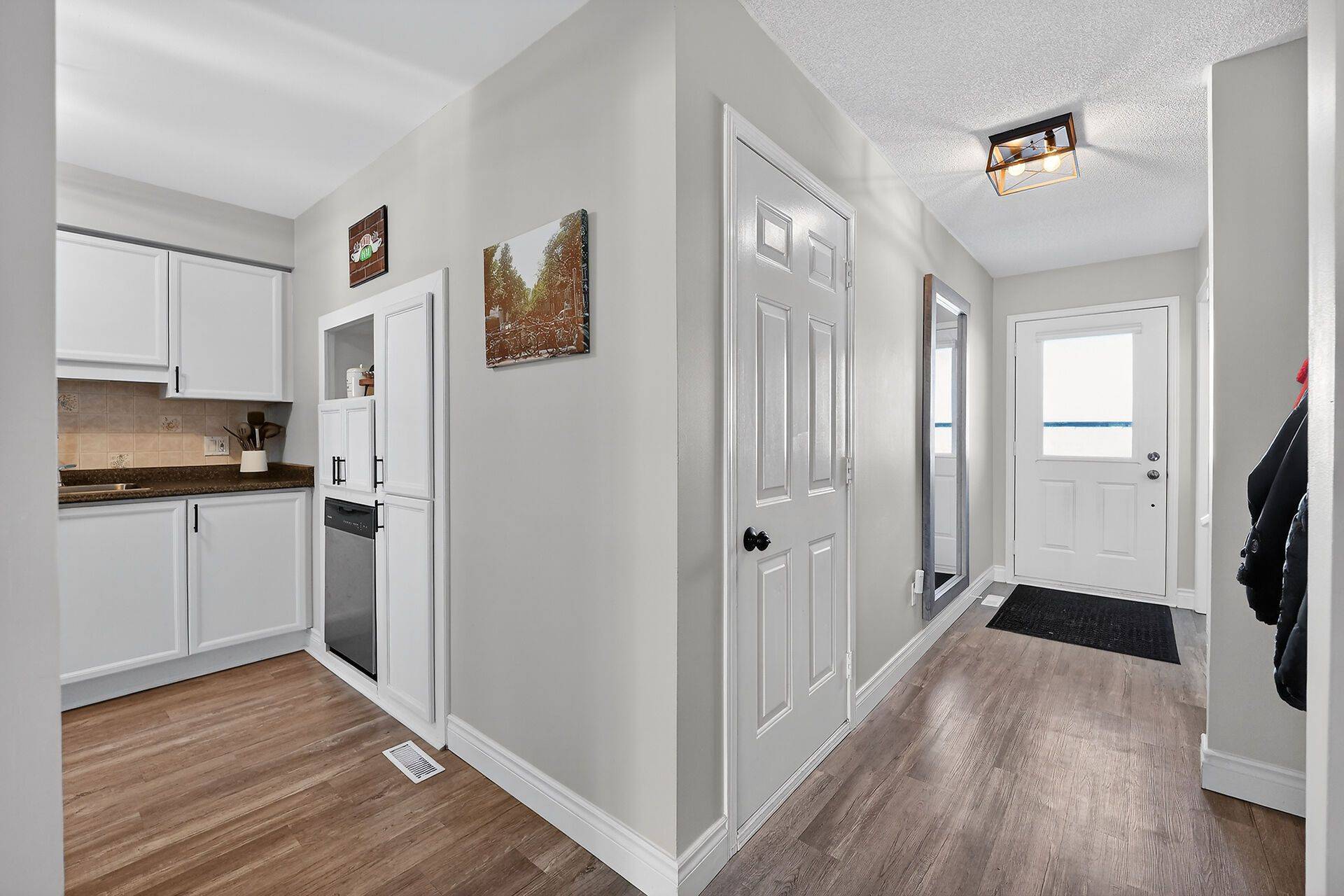 Pelham, ON L0S 1E4,5 Maureen CT