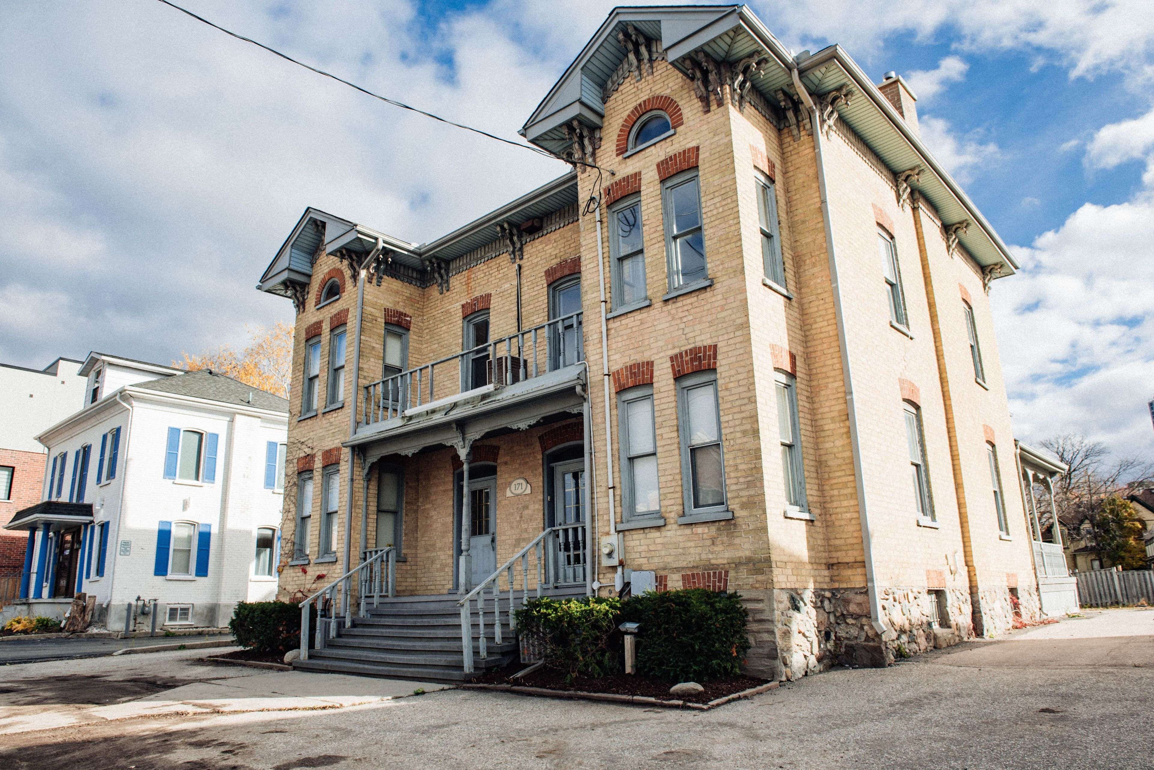 Kitchener, ON N2H 5C5,171 Victoria ST