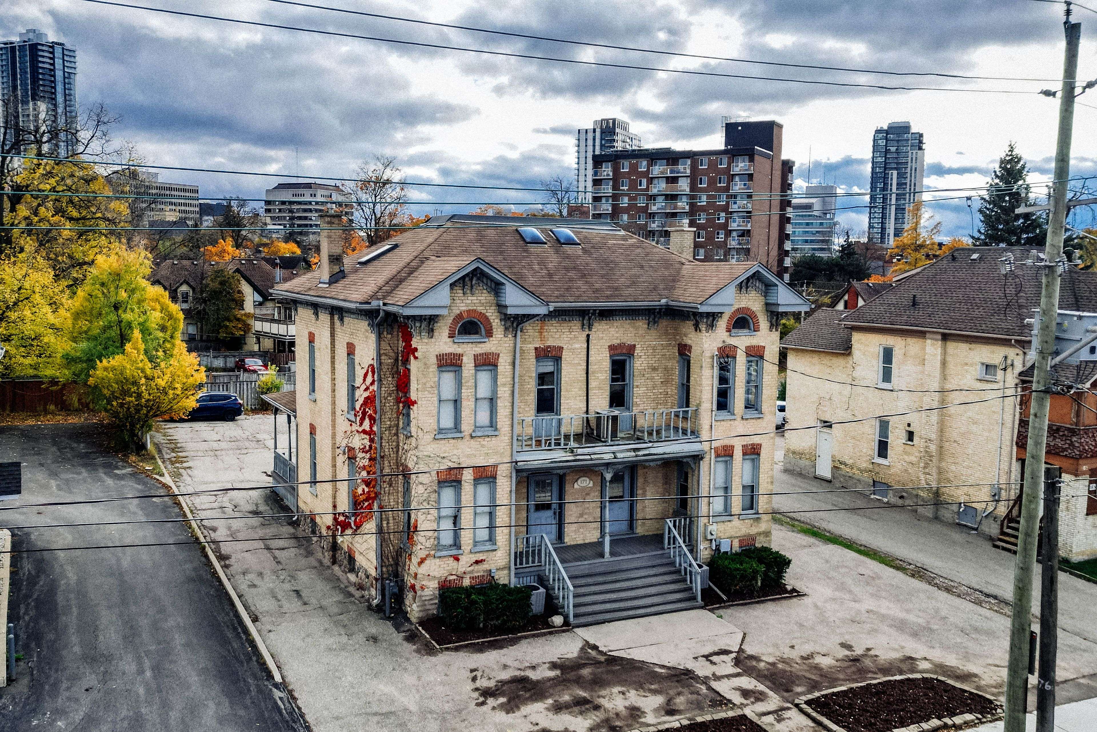 Kitchener, ON N2H 5C5,171 Victoria ST