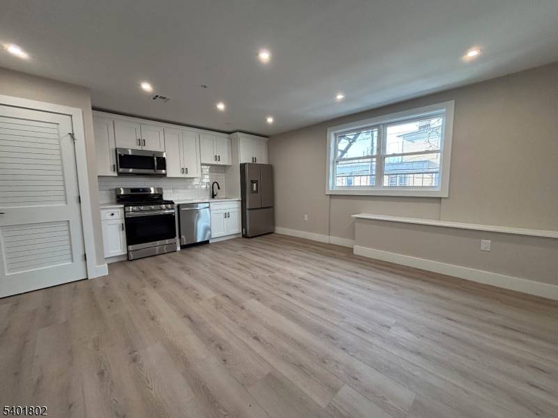 Newark City, NJ 07105,136 Elm St #202