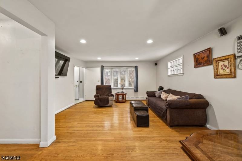 Clifton City, NJ 07011,15 Inwood St