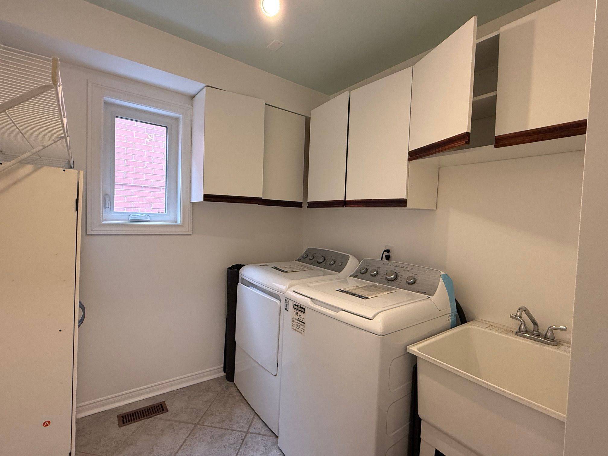 Mississauga, ON L4Z 4A7,5510 Red Brush DR #Upper