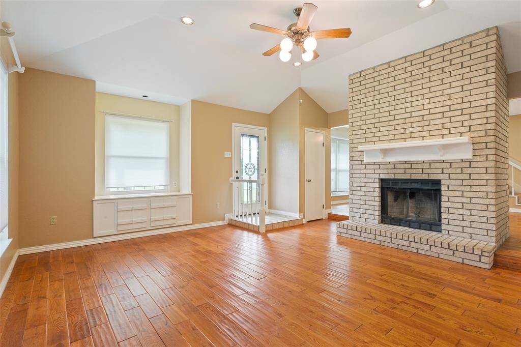 Lacy Lakeview, TX 76705,103 Spring Oak Street