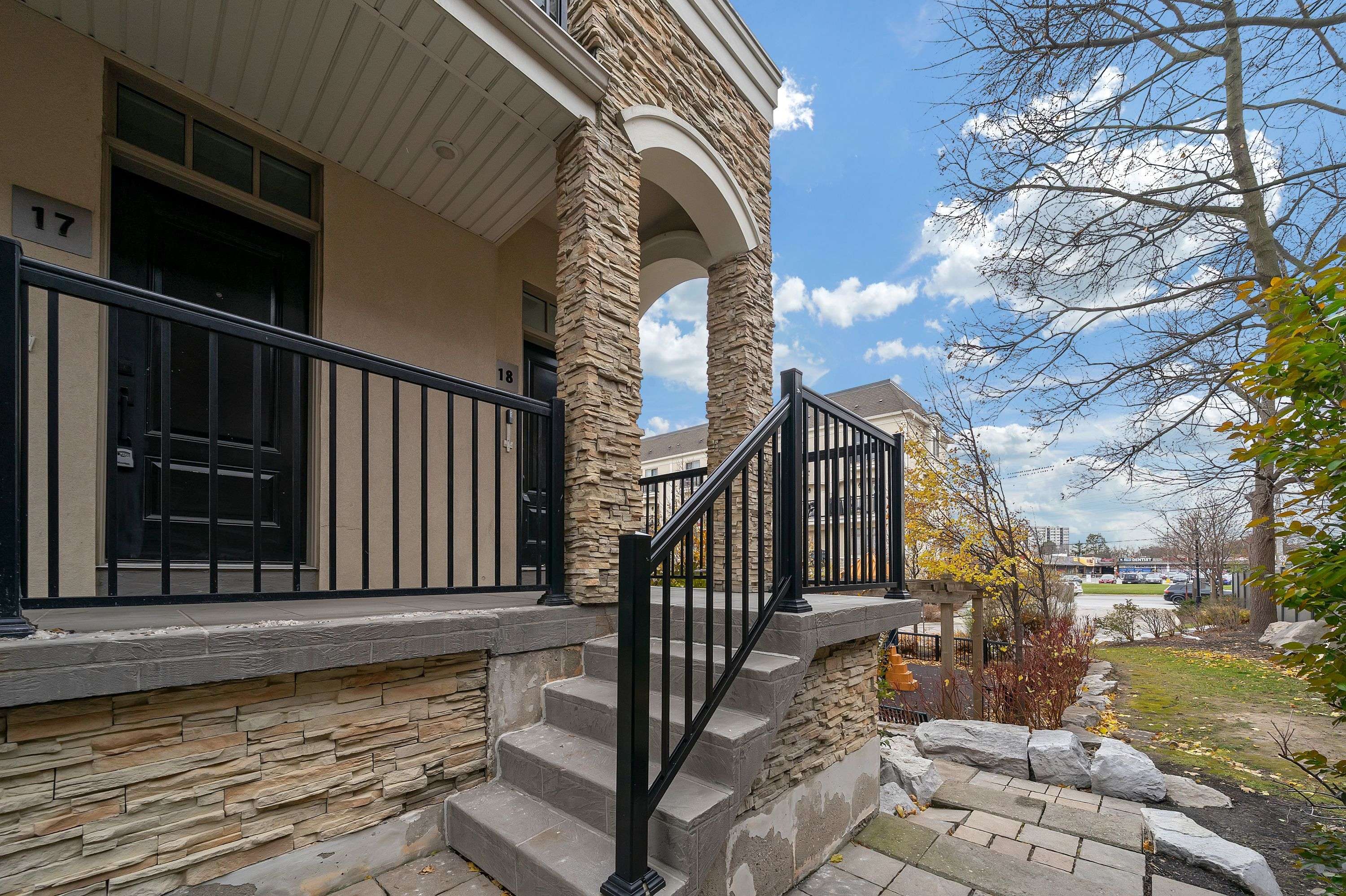 Mississauga, ON L5A 2X4,3077 Cawthra RD #18