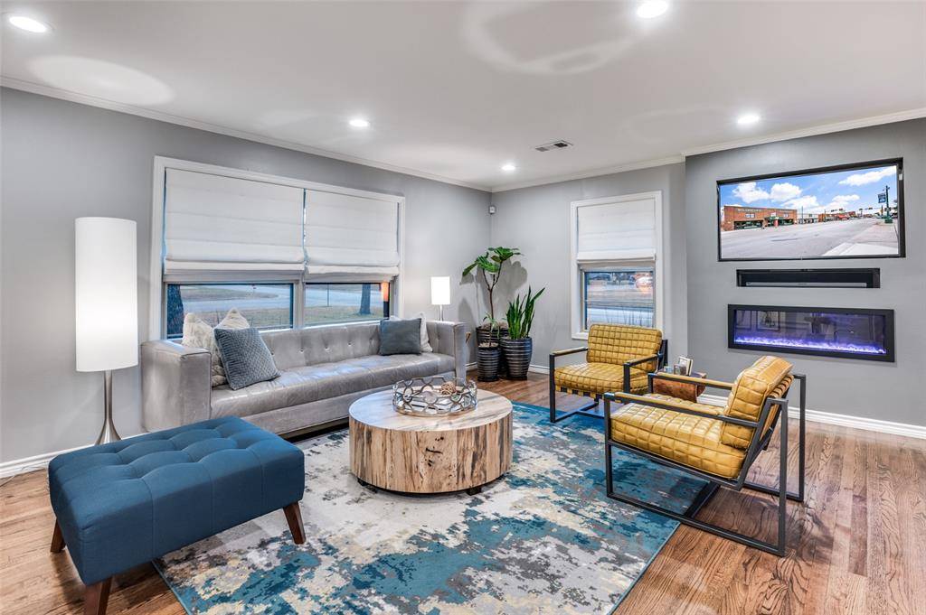 Grapevine, TX 76051,907 E Texas Street