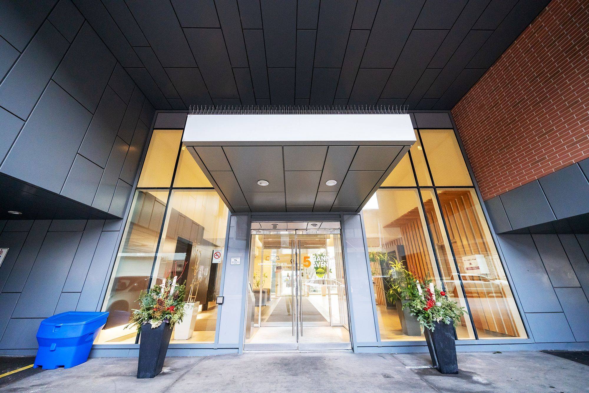 Toronto C01, ON M6K 0B3,5 Hanna AVE #448