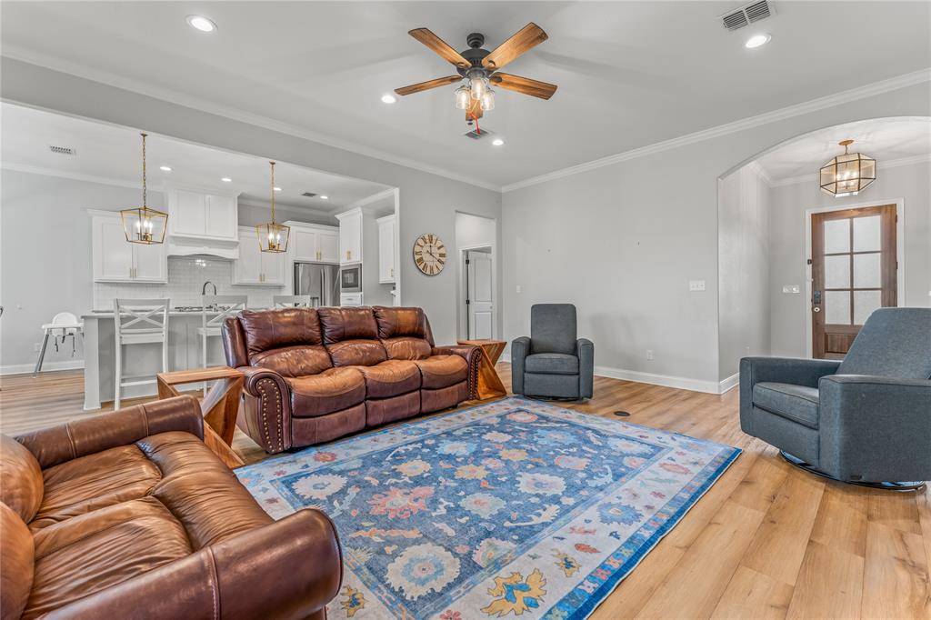 Hewitt, TX 76643,828 Day Star Drive