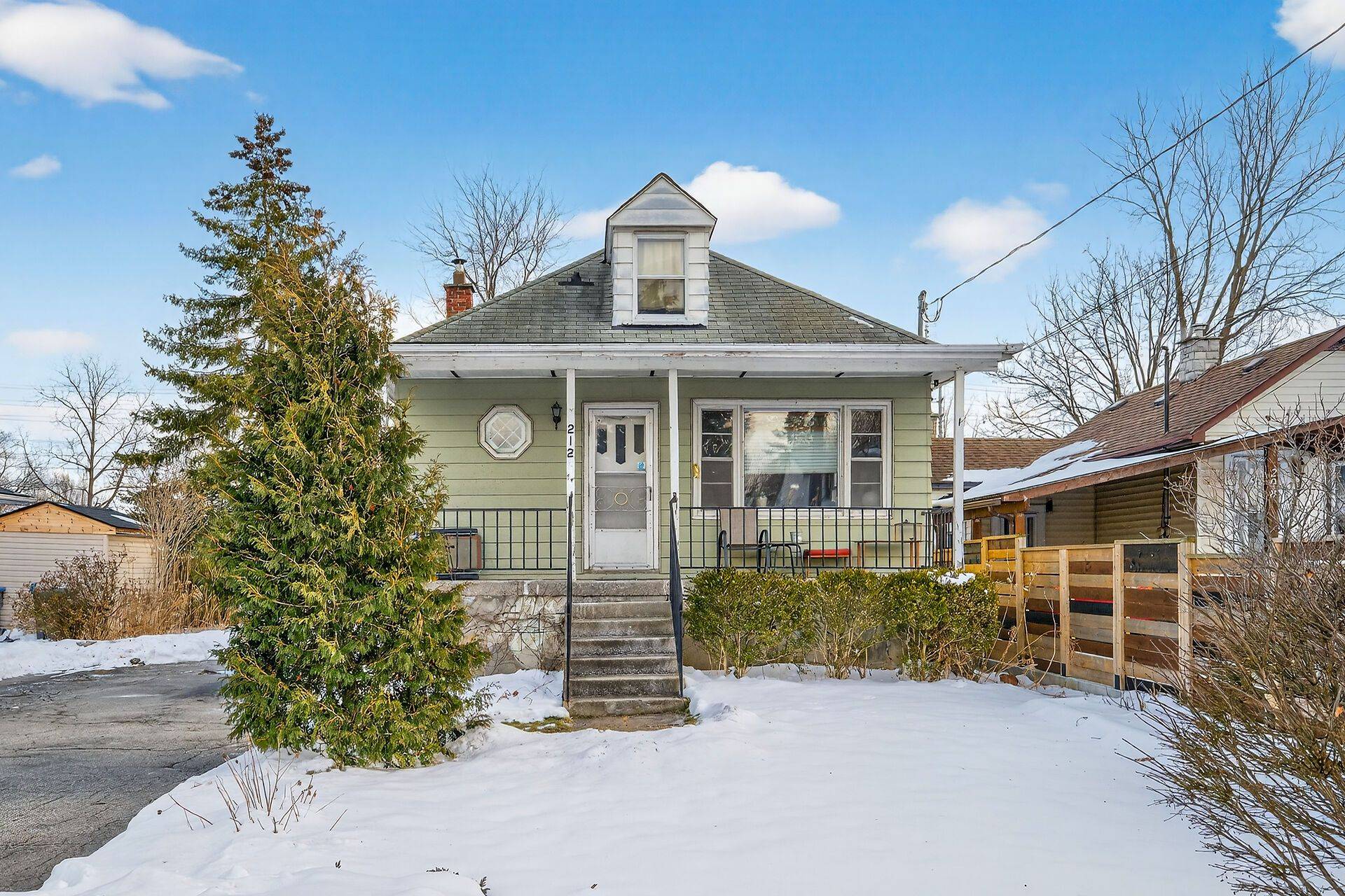 Mississauga, ON L5G 1S7,212 Troy ST