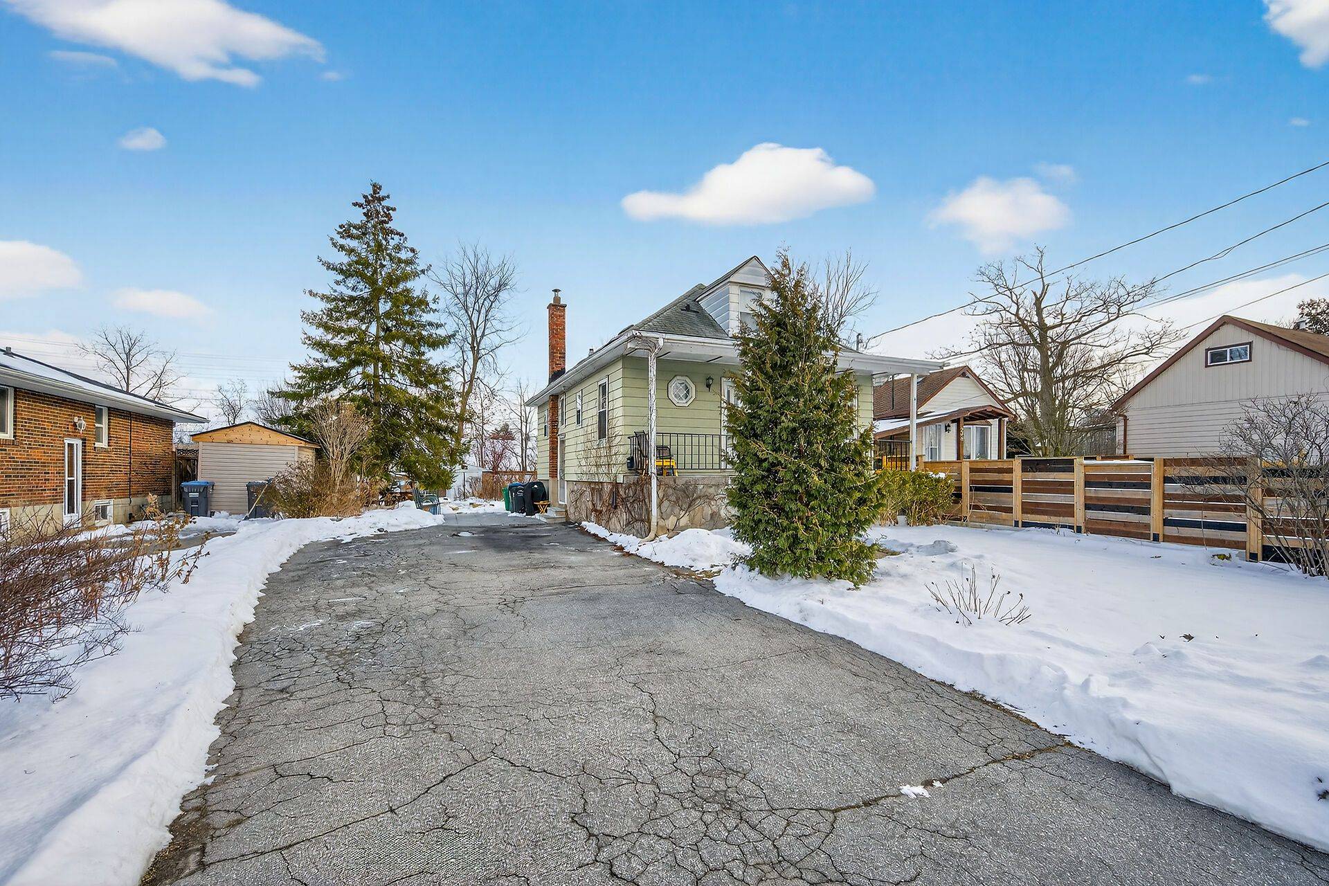 Mississauga, ON L5G 1S7,212 Troy ST