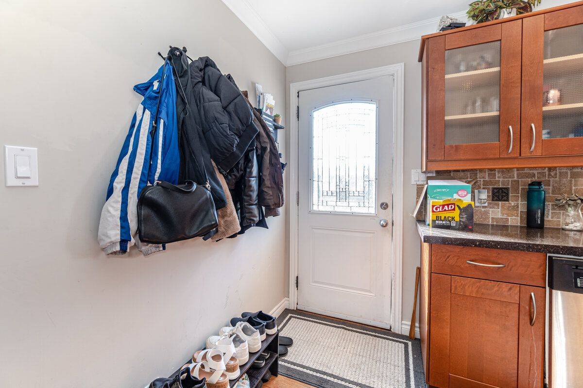 Mississauga, ON L5E 1Z3,1078 Eastmount AVE #1