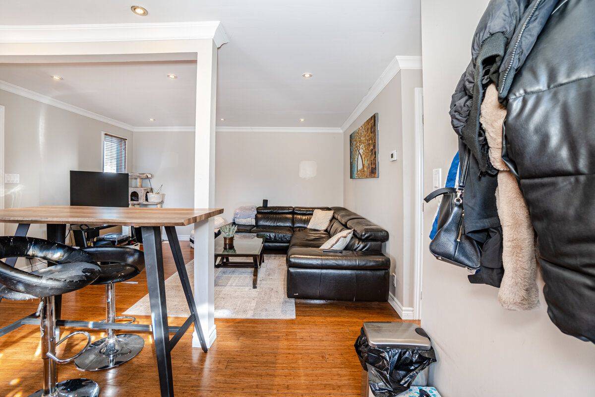 Mississauga, ON L5E 1Z3,1078 Eastmount AVE #1