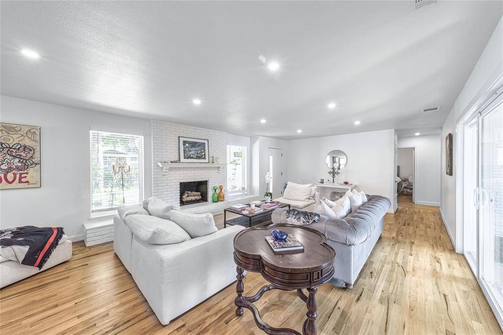 Dallas, TX 75228,5837 Clendenin Avenue