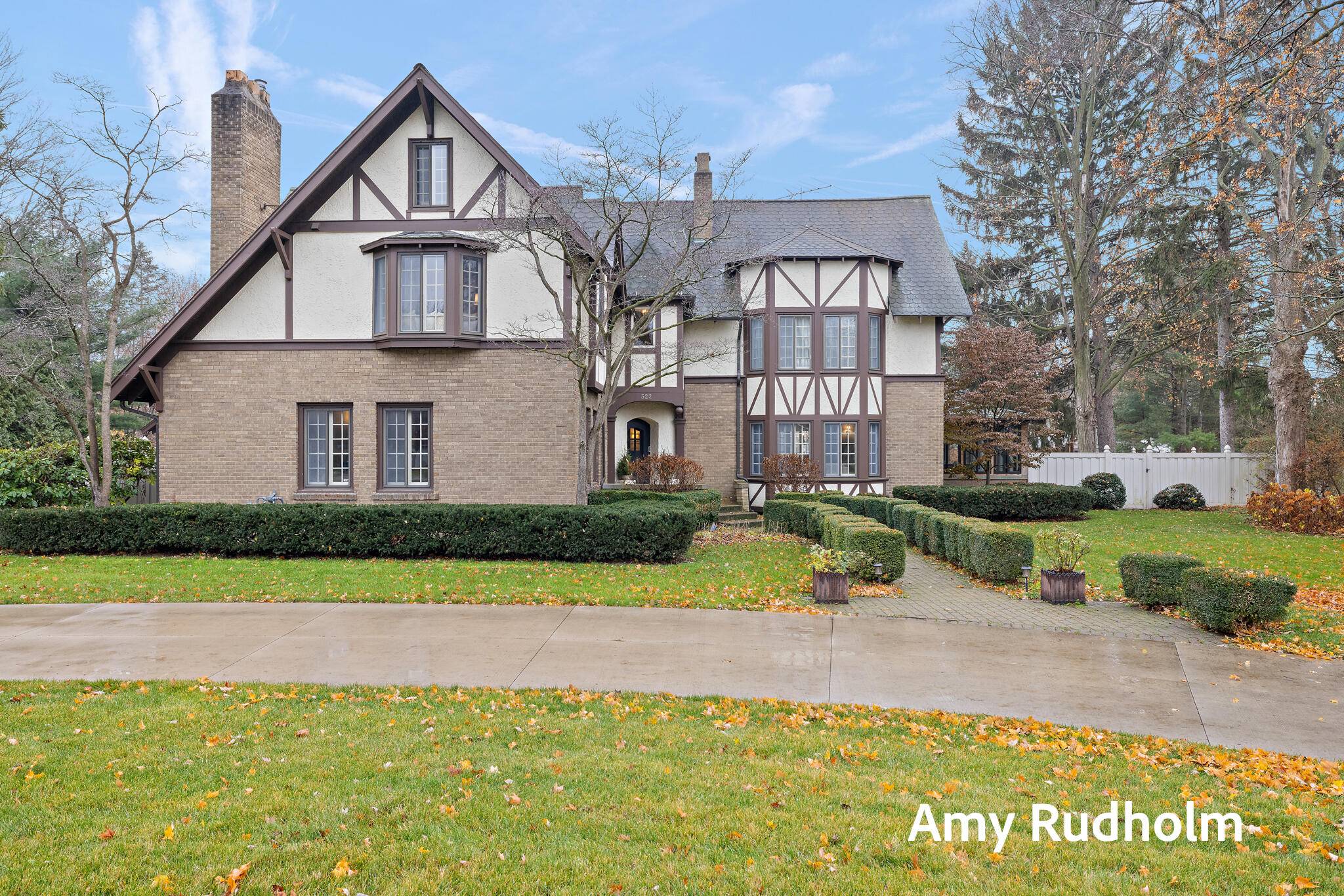 Spring Lake, MI 49456,522 E River ST