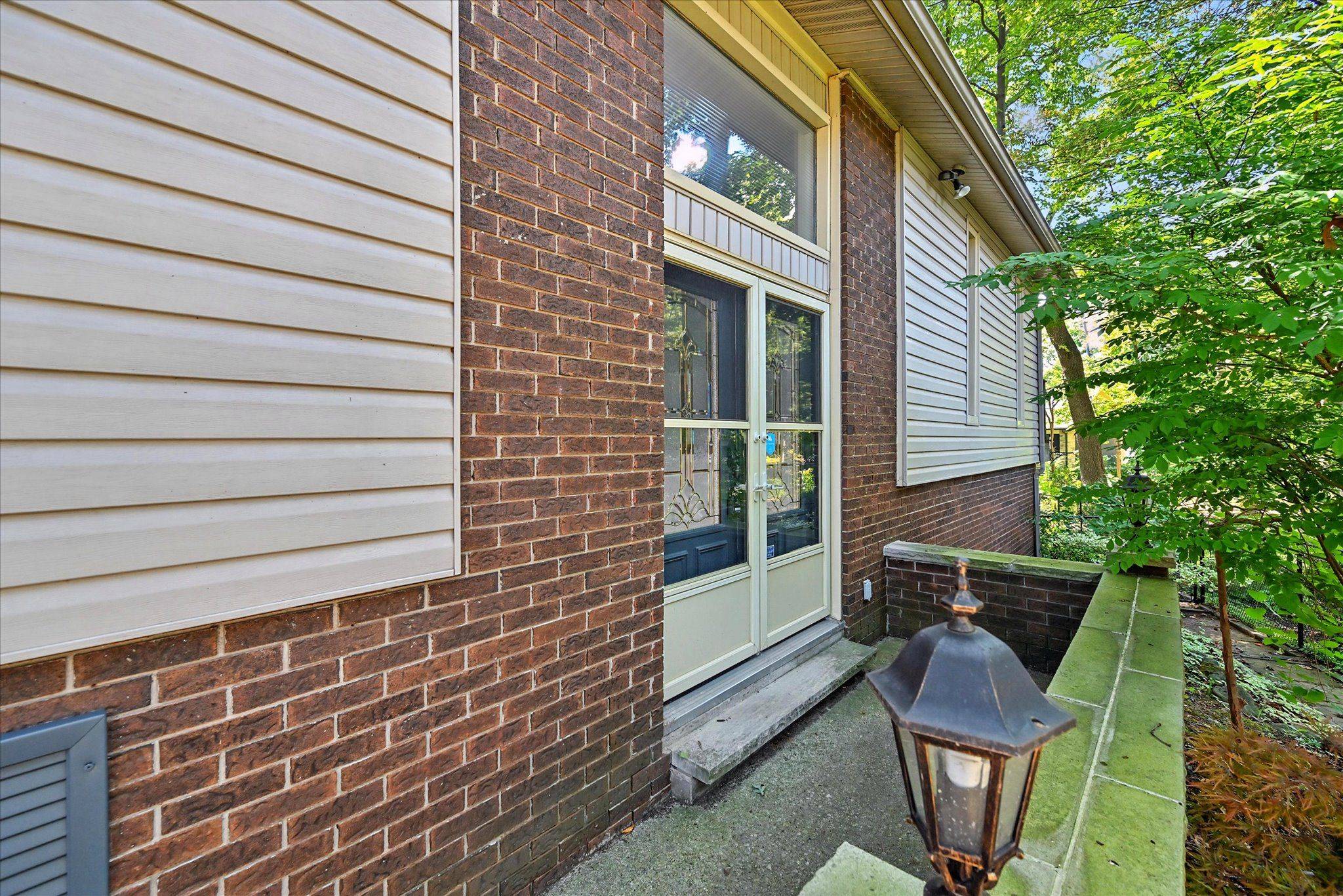 Burlington, ON L7T 3K6,768 King RD